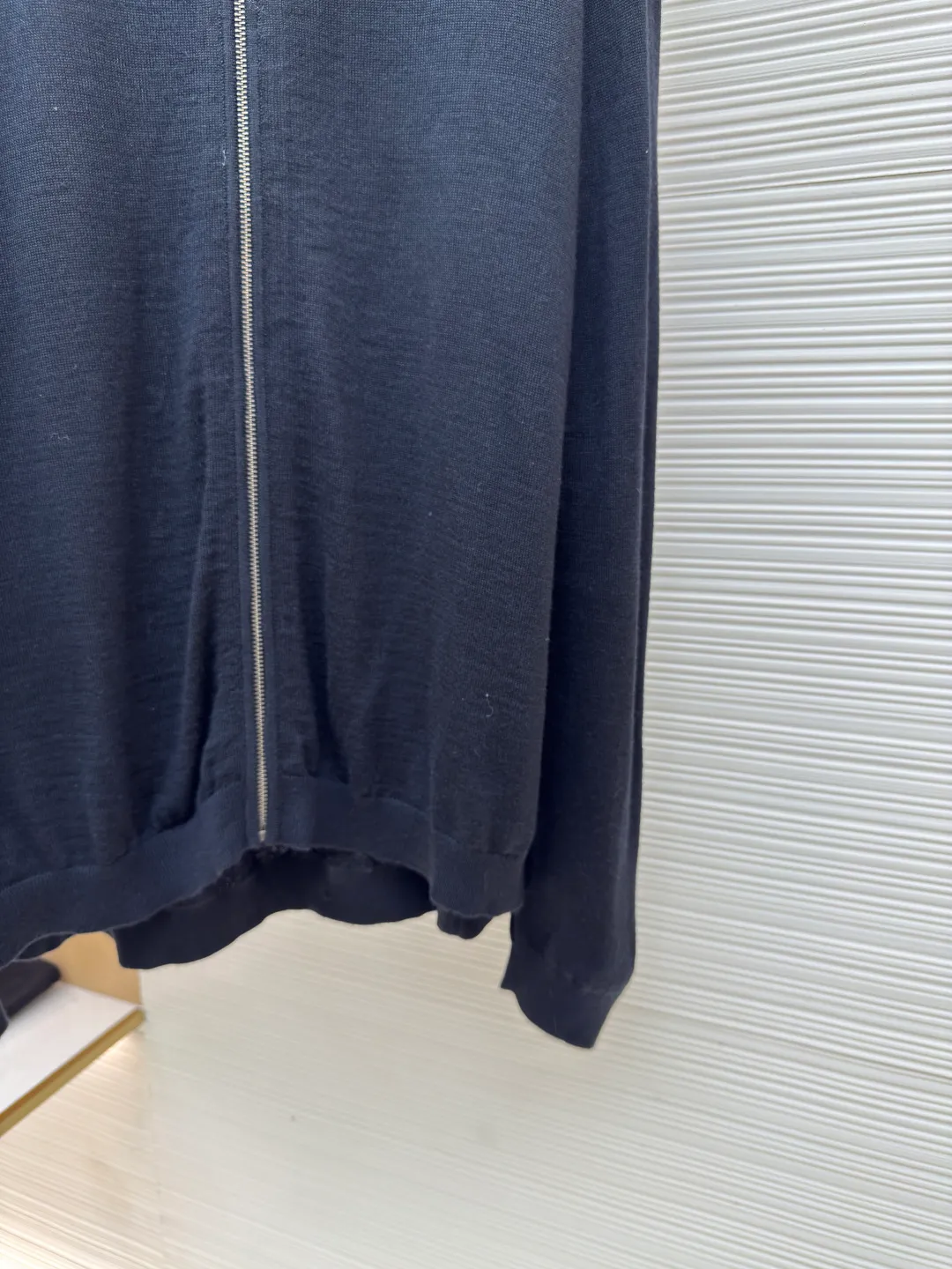 Acne Studios bow wool jacket ●Authentic product: purchased and developed by 2911 ●Item number: 1680686-B15 ●Fabric: wool fabric ●Technology: knitting ●Version: loose fit ●Weight: about 480 grams ●Size: S-M-L ●Description: Interpretation of lazy elegance with premium materials, using 30% Australian merino wool × 70% high-end acrylic, with a delicate soft waxy touch and three-dimensional bone texture. The special line dyeing process is used to customize the black and navy toned yarn. Each strand of yarn is double screened for color purity and flexibility to ensure high-quality color and dense texture. The weaving adopts 90-minute precision flat knitting 3D three-dimensional molding technology. The seamless sleeve connection and every curve are ergonomic. The overall wiring is straight and delicate, the fabric is comfortable and soft, and the color is consistent without color difference. It can be matched with the same style to create a fashionable look and control various occasions. Customized accessories, complete with three standards, same style for men and women!